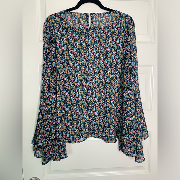 Floral Bellsleeve top - Picture 3 of 4